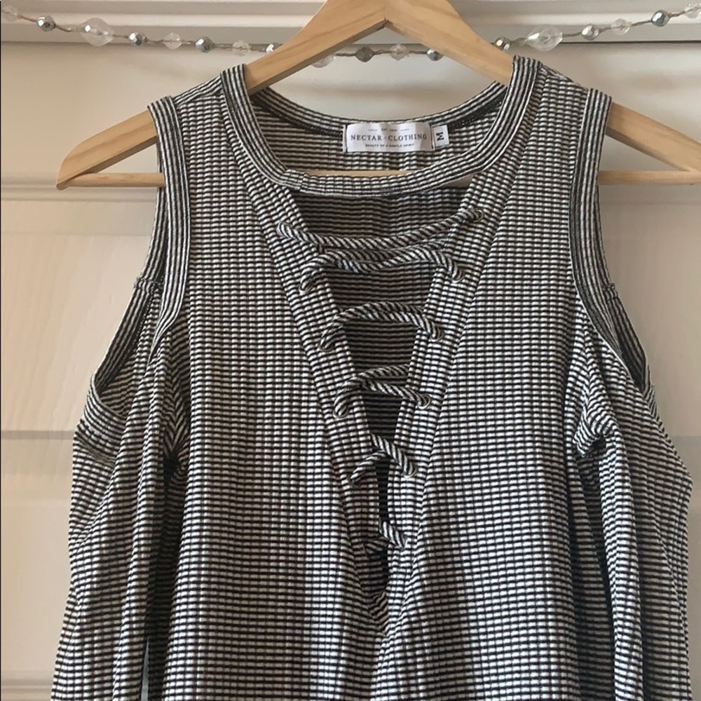 Striped top - Cold Shoulder - Picture 2 of 7